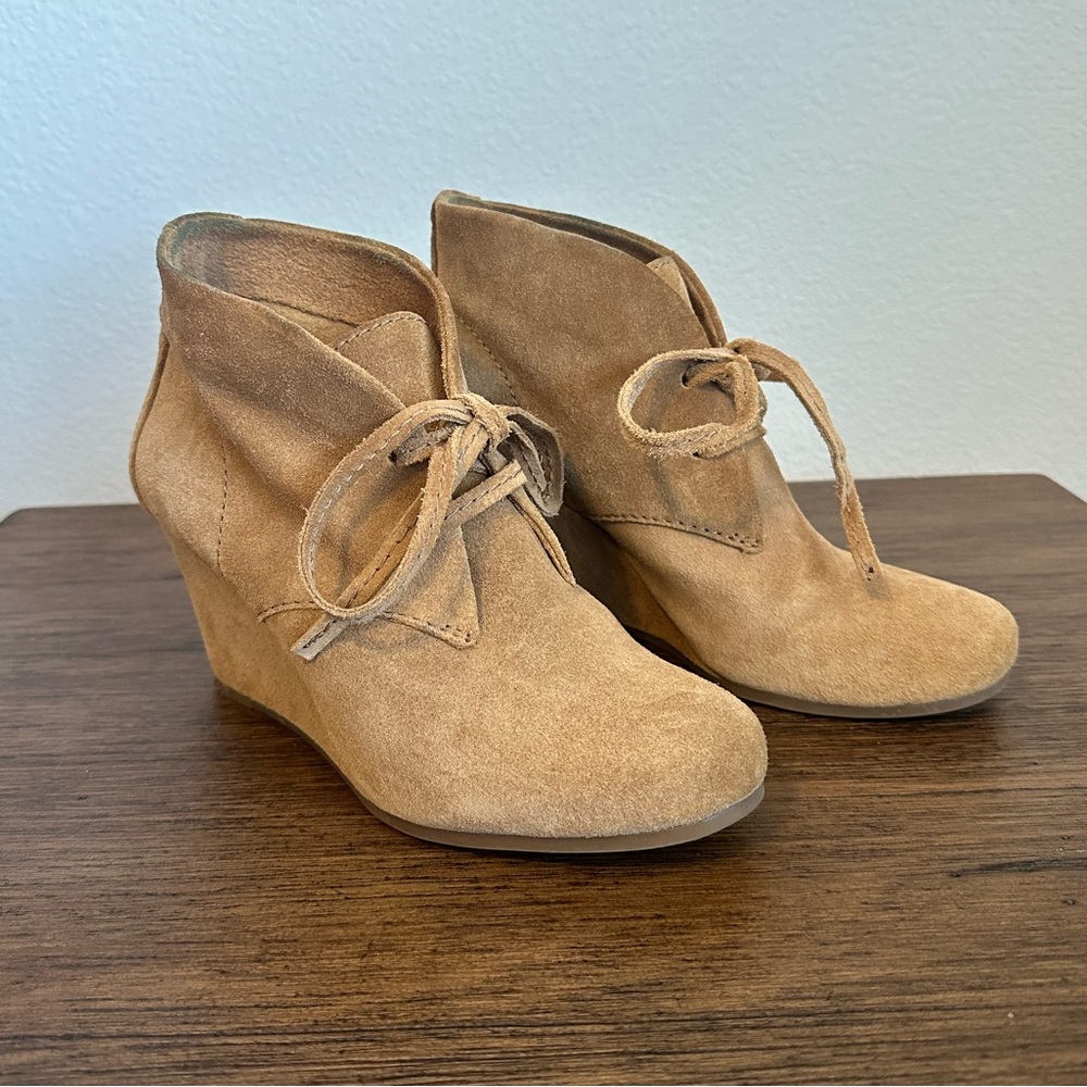 Gianni Bini Size 7 Tan Suede Wedge Booties